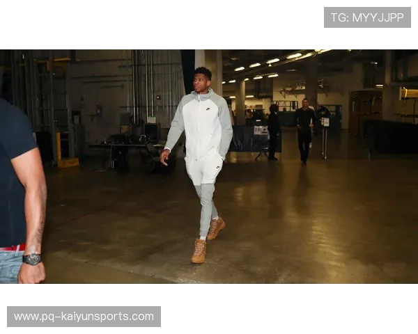 字母哥参与社区绿化活动，低调却有力地回馈故里