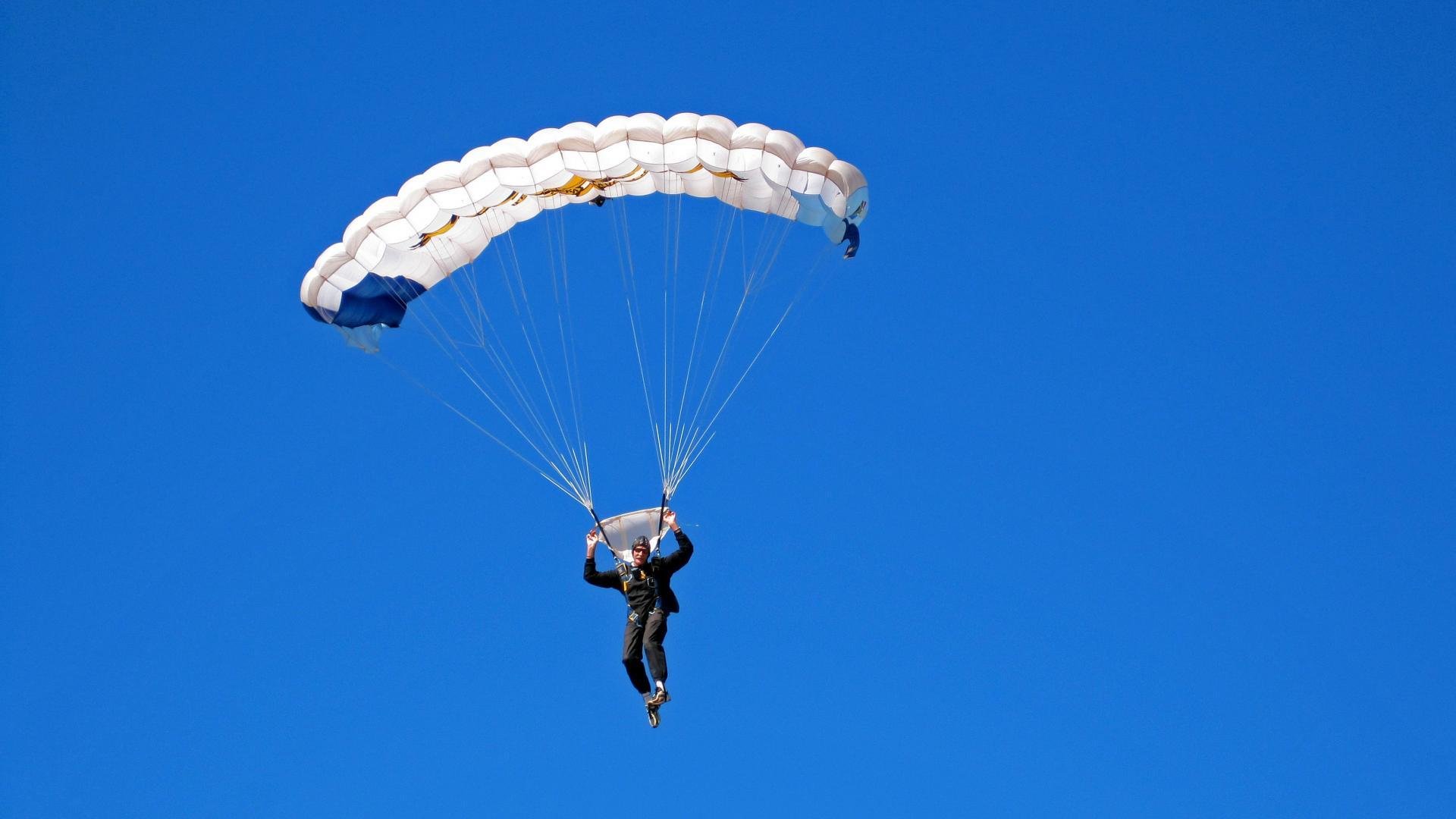 中国篮球是否引导球员树立公众责任感与社会使命感,国家对篮球的重视